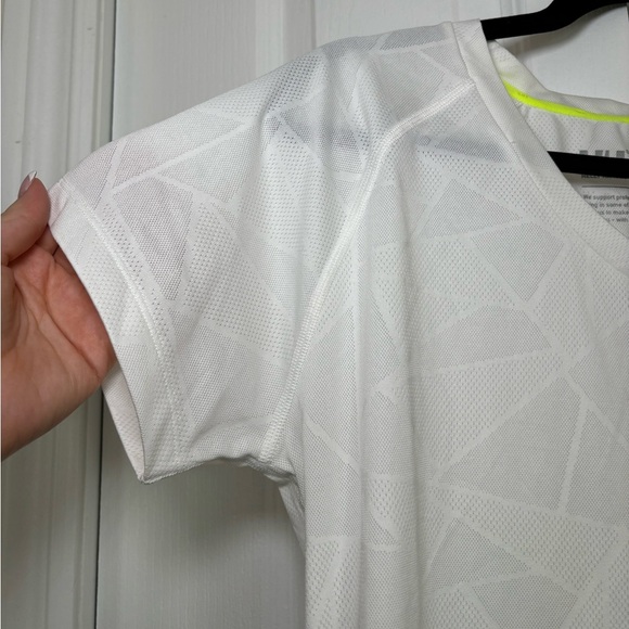 Helly Hansen - Women's White V-Neck Top in Size S - Picture 4 of 9